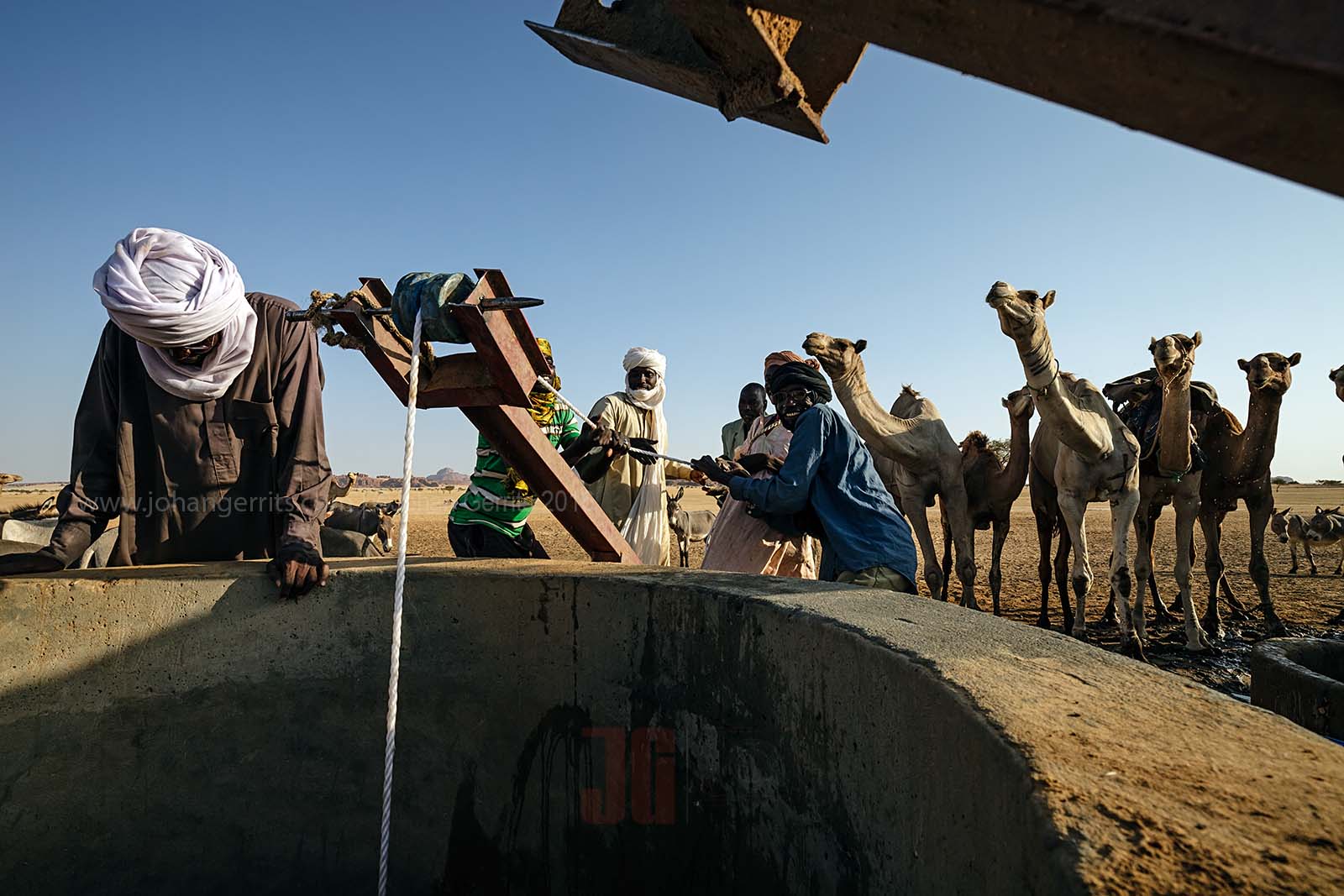 Tubu (Toubou) nomad with his camels at a well near Terkei - Kachabi - Ennedi - Chad